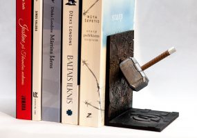 Produktbild von <b>Etsy</b> <br>Thors Hammer Buchstütze</br>