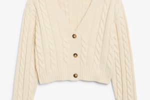 Bild von Monki Kurze Strickjacke mit Zopfmuster Weiß, Cardigans in Größe XXS. Farbe: White