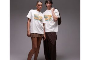 Bild von Tommy Jeans – Unisex – T-Shirt in Weiß mit Beach-Club-Grafik Weiß XS
